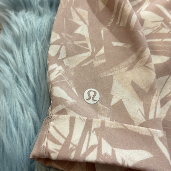 Lululemon Spring Break Away 4 Way Stretch Swift in Shadow Leaf Light Ivory Muse - Picture 8 of 9